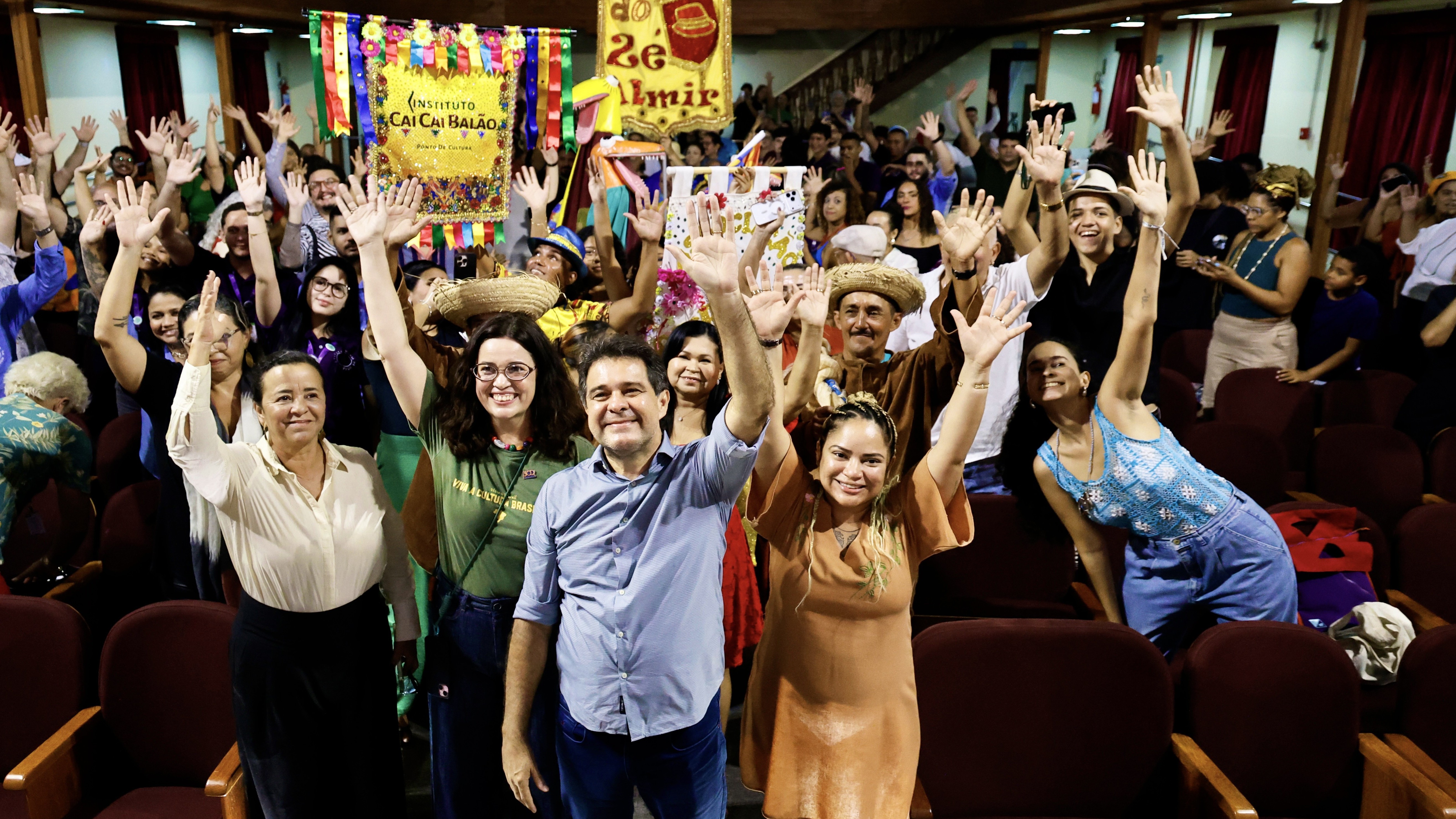 grupo de pessoas posa para a foto